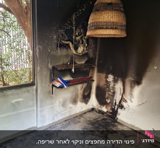חדר עם קירות ופינה מפויחים, מדף עם כלי עבודה